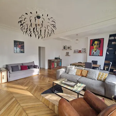 Parisian Nest 15 Min Adidas Arena & Montmartre *