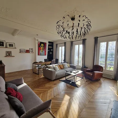 Parisian Nest 15 Min Adidas Arena & Montmartre